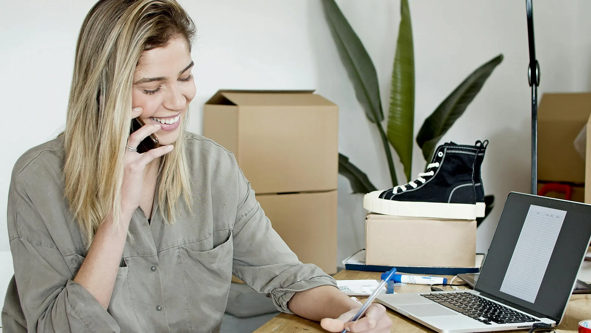 Imagen de una mujer hablando por teléfono Imagen de una mujer hablando por teléfono