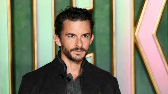 Jonathan Bailey en la premiere de Wicked Jonathan Bailey en la premiere de Wicked