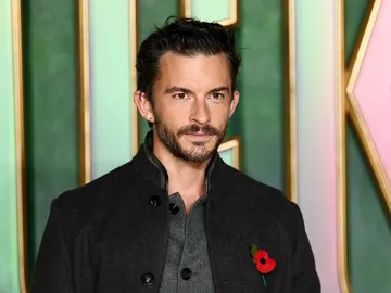 Jonathan Bailey en la premiere de Wicked Jonathan Bailey en la premiere de Wicked