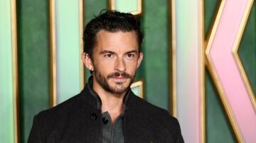 Jonathan Bailey en la premiere de Wicked Jonathan Bailey en la premiere de Wicked