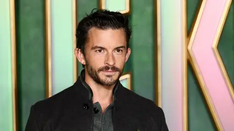 Jonathan Bailey en la premiere de Wicked Jonathan Bailey en la premiere de Wicked