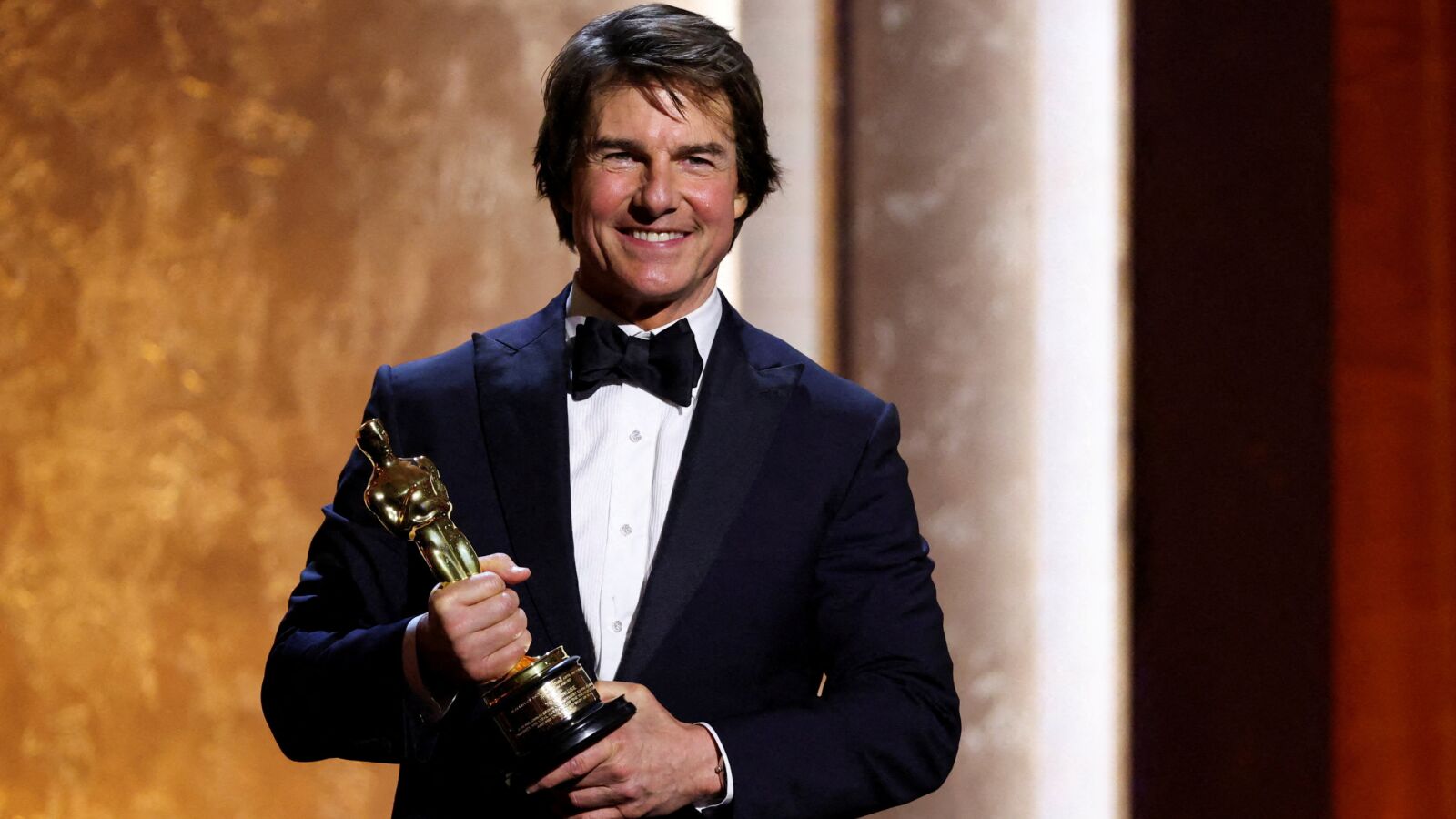 Tom Cruise recibe el primer Oscar de su carrera y se acuerda de sus 