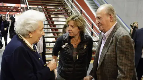 Juan Carlos I, Simoneta Gómez-Acebo y la infanta Pilar en el Rastrillo de 2015 Juan Carlos I, Simoneta Gómez-Acebo y la infanta Pilar en el Rastrillo de 2015
