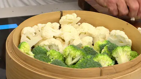 Coloca la vaporera sobre la tartera y cuece las hortalizas Coloca la vaporera sobre la tartera y cuece las hortalizas