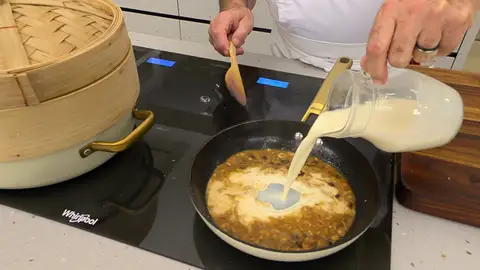 Vierte la leche evaporada Vierte la leche evaporada