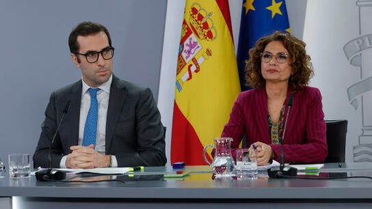 La vicepresidenta primera y ministra de Hacienda, Mar&iacute;a Jes&uacute;s Montero y el ministro de Econom&iacute;a, Carlos Cuerpo durante la rueda de prensa ofrecida tras la reuni&oacute;n del Consejo de Ministros