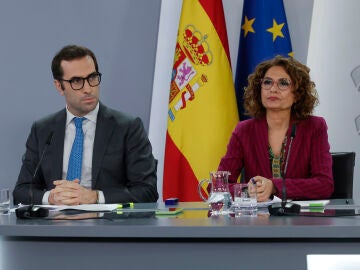 La vicepresidenta primera y ministra de Hacienda, María Jesús Montero y el ministro de Economía, Carlos Cuerpo durante la rueda de prensa ofrecida tras la reunión del Consejo de Ministros