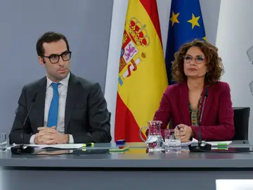 La vicepresidenta primera y ministra de Hacienda, María Jesús Montero y el ministro de Economía, Carlos Cuerpo durante la rueda de prensa ofrecida tras la reunión del Consejo de Ministros La vicepresidenta primera y ministra de Hacienda, María Jesús Montero y el ministro de Economía, Carlos Cuerpo durante la rueda de prensa ofrecida tras la reunión del Consejo de Ministros