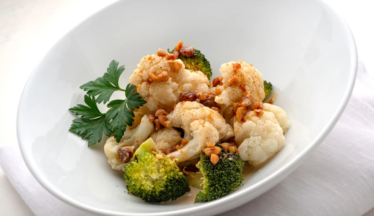 Brócoli y coliflor al vapor con salsa de avellana, de Karlos Arguiñano: "¡Qué fácil es esta receta!"