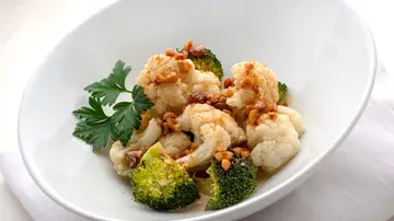 Brócoli y coliflor al vapor con salsa de avellana, de Karlos Arguiñano: "¡Qué fácil es esta receta!" Brócoli y coliflor al vapor con salsa de avellana, de Karlos Arguiñano: "¡Qué fácil es esta receta!"