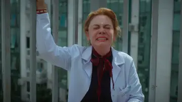 Bahar huye llorando tras escuchar el latido del bebé de Naz y Evren Bahar huye llorando tras escuchar el latido del bebé de Naz y Evren