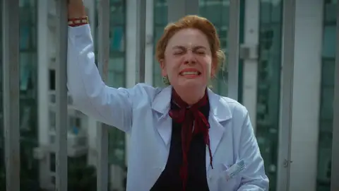 Bahar huye llorando tras escuchar el latido del bebé de Naz y Evren Bahar huye llorando tras escuchar el latido del bebé de Naz y Evren