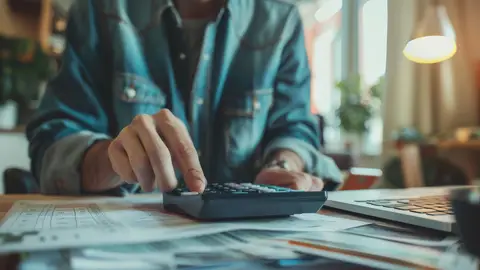 Un hombre con una calculadora Un hombre con una calculadora