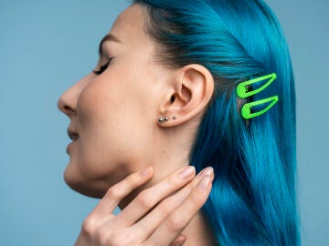 Una chica con diversos piercing en la oreja