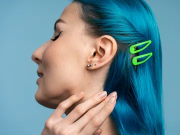 Una chica con diversos piercing en la oreja Una chica con diversos piercing en la oreja