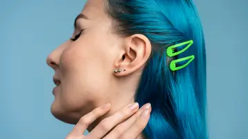 Una chica con diversos piercing en la oreja Una chica con diversos piercing en la oreja