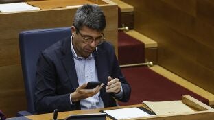 Carlos Maz&oacute;n, atendiendo el tel&eacute;fono m&oacute;vil en Les Corts