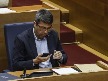 Carlos Mazón, atendiendo el teléfono móvil en Les Corts