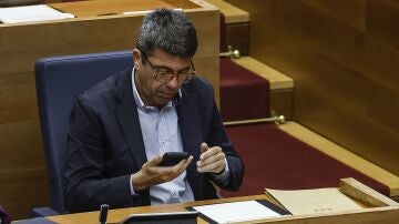 Carlos Mazón, atendiendo el teléfono móvil en Les Corts