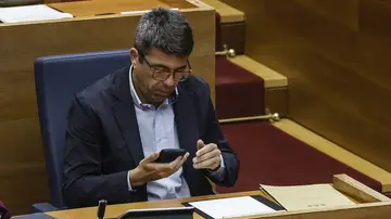 Carlos Mazón, atendiendo el teléfono móvil en Les Corts Carlos Mazón, atendiendo el teléfono móvil en Les Corts