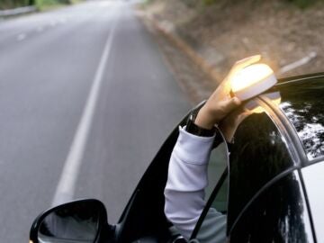 CONSUMUR recomienda verificar si el modelo de baliza de se&ntilde;alizaci&oacute;n est&aacute; homologado por la DGT antes de su comprarlo