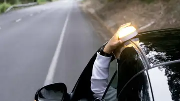 CONSUMUR recomienda verificar si el modelo de baliza de señalización está homologado por la DGT antes de su comprarlo CONSUMUR recomienda verificar si el modelo de baliza de señalización está homologado por la DGT antes de su comprarlo