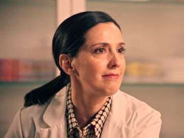 Cloe le propone a Luz comprar la f&oacute;rmula de su crema, pero ella lo rechaza, &iexcl;nunca negociar&aacute; con Brossard!