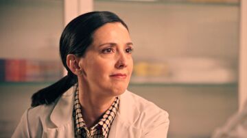 Cloe le propone a Luz comprar la fórmula de su crema, pero ella lo rechaza, ¡nunca negociará con Brossard!