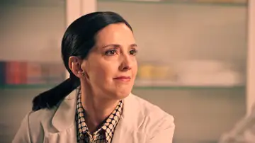 Cloe le propone a Luz comprar la fórmula de su crema, pero ella lo rechaza, ¡nunca negociará con Brossard! Cloe le propone a Luz comprar la fórmula de su crema, pero ella lo rechaza, ¡nunca negociará con Brossard!