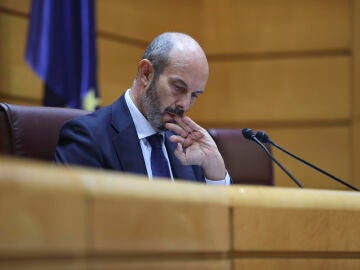 El descuido del presidente del Senado, Pedro Rollán, y su micrófono abierto: "Les importa tres pollas en vinagre"