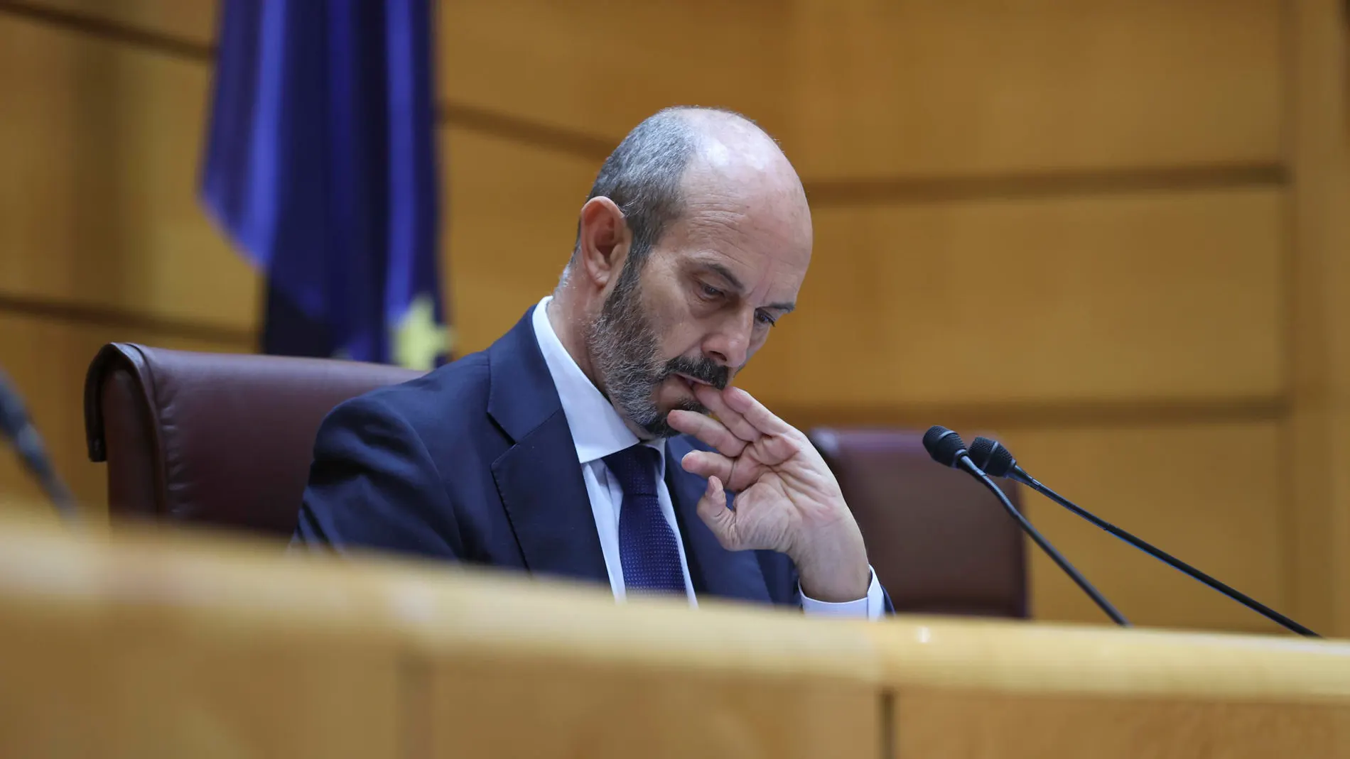 El descuido del presidente del Senado, Pedro Rollán, y su micrófono abierto: "Les importa tres pollas en vinagre" El descuido del presidente del Senado, Pedro Rollán, y su micrófono abierto: "Les importa tres pollas en vinagre"
