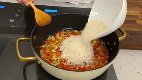 Incorpora el arroz y rehógalo brevemente Incorpora el arroz y rehógalo brevemente