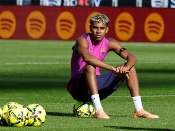 Lamine Yamal durante un entrenamiento del Barcelona