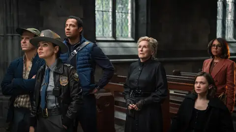 Glenn Close, Mila Kunis, Kerry Washington, Andrew Scott, Cailee Spaeny, Daryl McCormack o Thomas Haden Church en Puñales por la espalda: De entre los muertos Glenn Close, Mila Kunis, Kerry Washington, Andrew Scott, Cailee Spaeny, Daryl McCormack o Thomas Haden Church en Puñales por la espalda: De entre los muertos