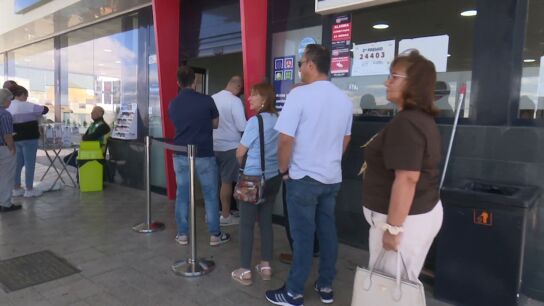 Colas en la gasolinera de la suerte