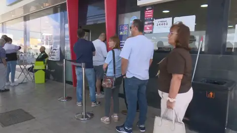 Colas en la gasolinera de la suerte Colas en la gasolinera de la suerte