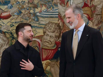 El presidente de Ucrania, Volodimir Zelenski junto a Felipe VI, rey de Espa&ntilde;a