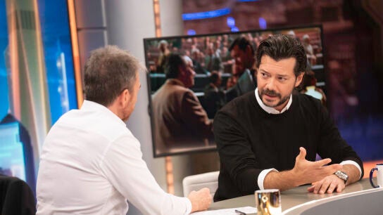 "Estamos en la cultura del y tú más": la opinión de Álvaro Morte sobre la política actual de nuestro país