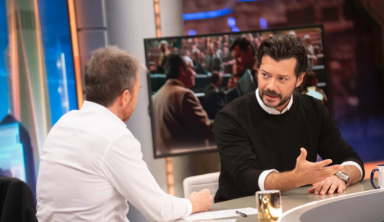 "Estamos en la cultura del y tú más": la opinión de Álvaro Morte sobre la política actual de nuestro país