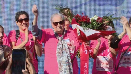 Angustias G&oacute;mez es agasajada como la corredora de m&aacute;s edad en la carrera de la mujer de Barcelona