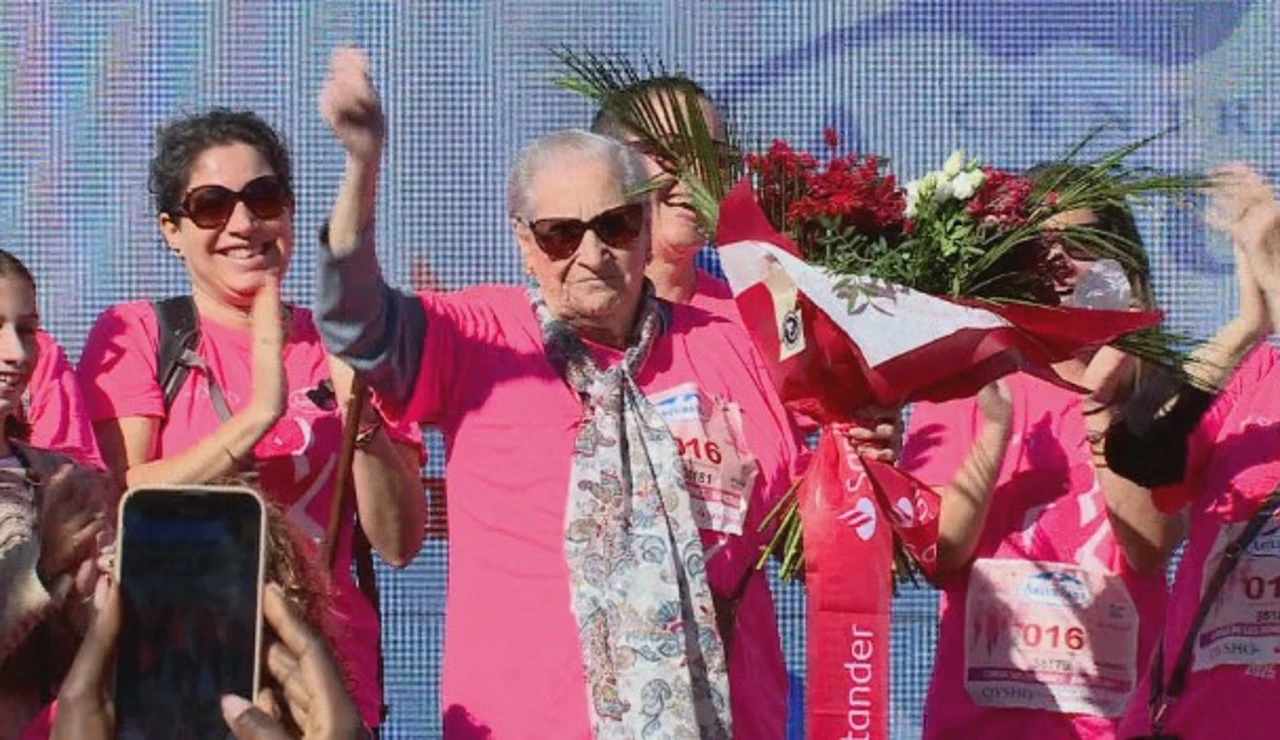 Angustias Gómez es agasajada como la corredora de más edad en la carrera de la mujer de Barcelona