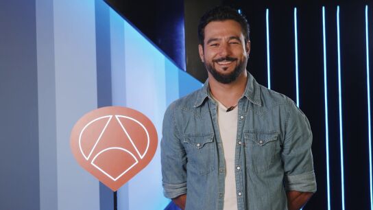 Antonio Vel&aacute;zquez se moja sobre las protagonistas de La Encrucijada: &iquest;se llevar&iacute;a a Julia o a Patricia a una isla desierta?