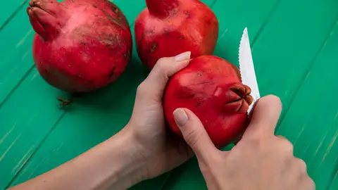 Persona pelando una granada Persona pelando una granada