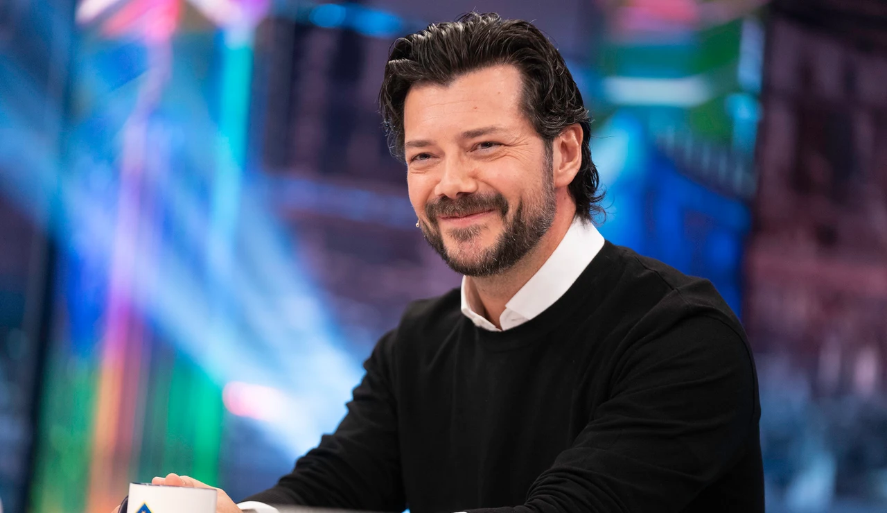 La experiencia de Álvaro Morte con el tabaco durante el rodaje: "estaban infumables"