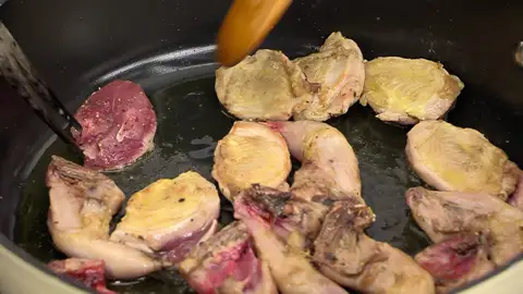 Salpimiéntalas, introdúcelas en la tartera y dóralas un poco Salpimiéntalas, introdúcelas en la tartera y dóralas un poco