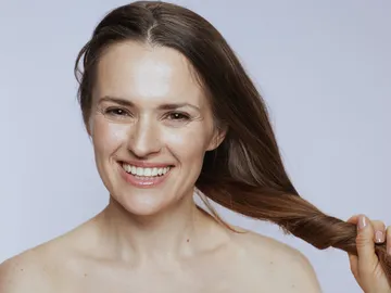 Mujer con una gran melena Mujer con una gran melena