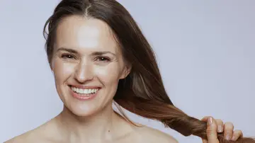 Mujer con una gran melena Mujer con una gran melena