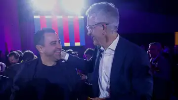 Víctor Font saluda al exentrenador del Barcelona Xavi Hernández Víctor Font saluda al exentrenador del Barcelona Xavi Hernández