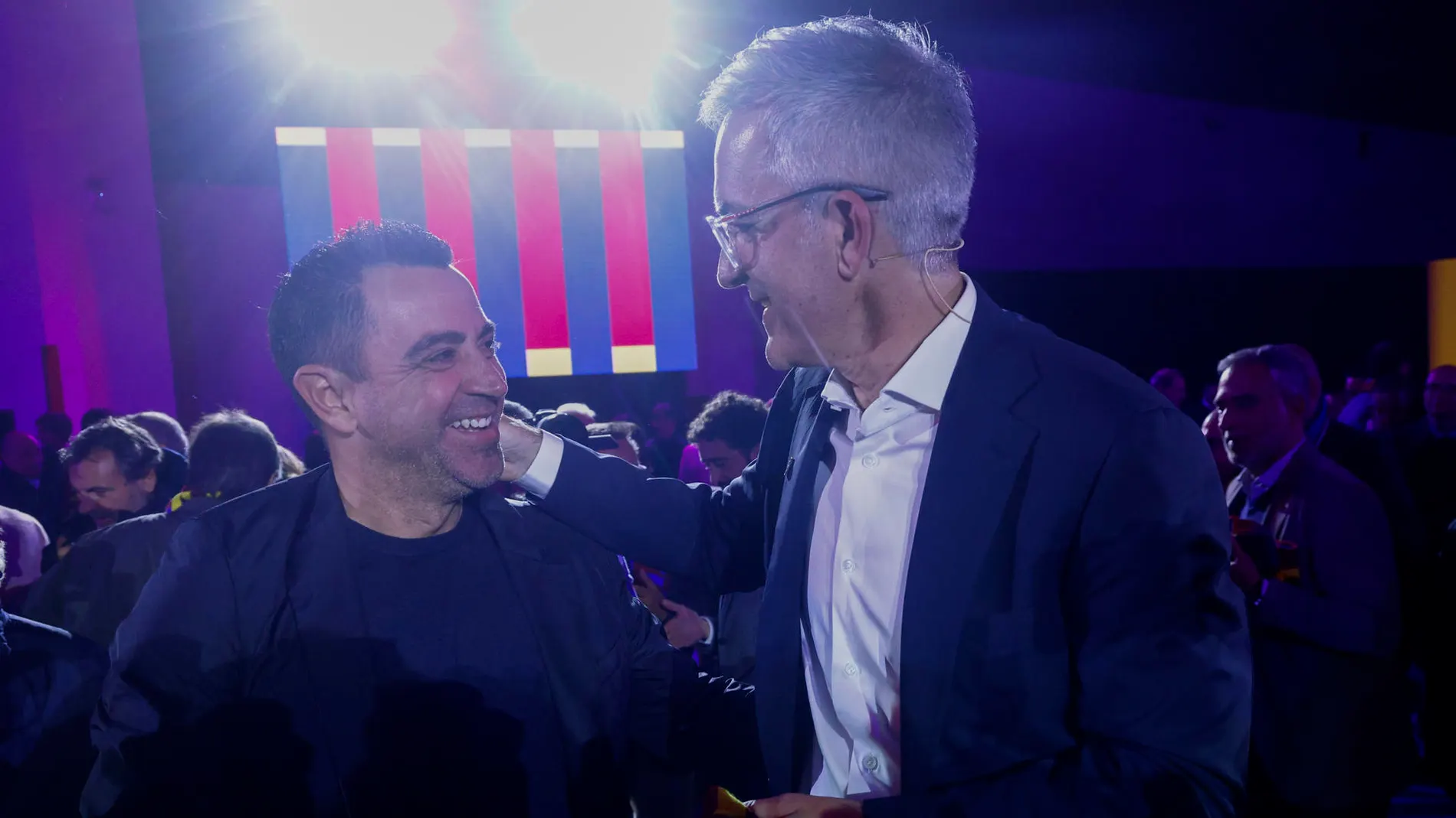 Víctor Font saluda al exentrenador del Barcelona Xavi Hernández Víctor Font saluda al exentrenador del Barcelona Xavi Hernández