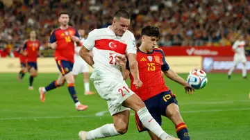 Deniz Gül pelea un balón con Pau Cubarsí Deniz Gül pelea un balón con Pau Cubarsí